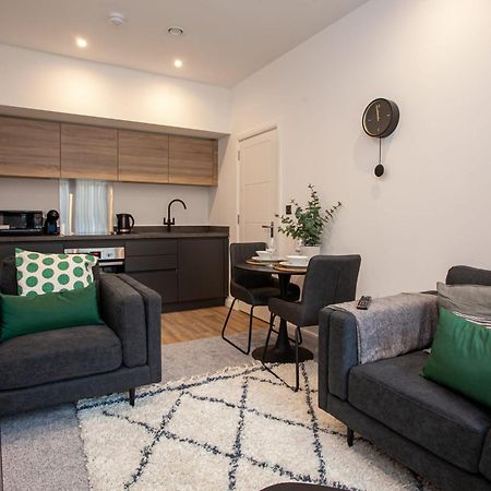 Modern 2 Bedroom Apartment In Bolton Bagian luar foto