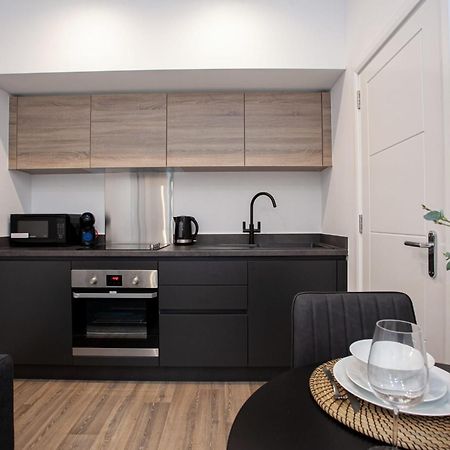 Modern 2 Bedroom Apartment In Bolton Bagian luar foto